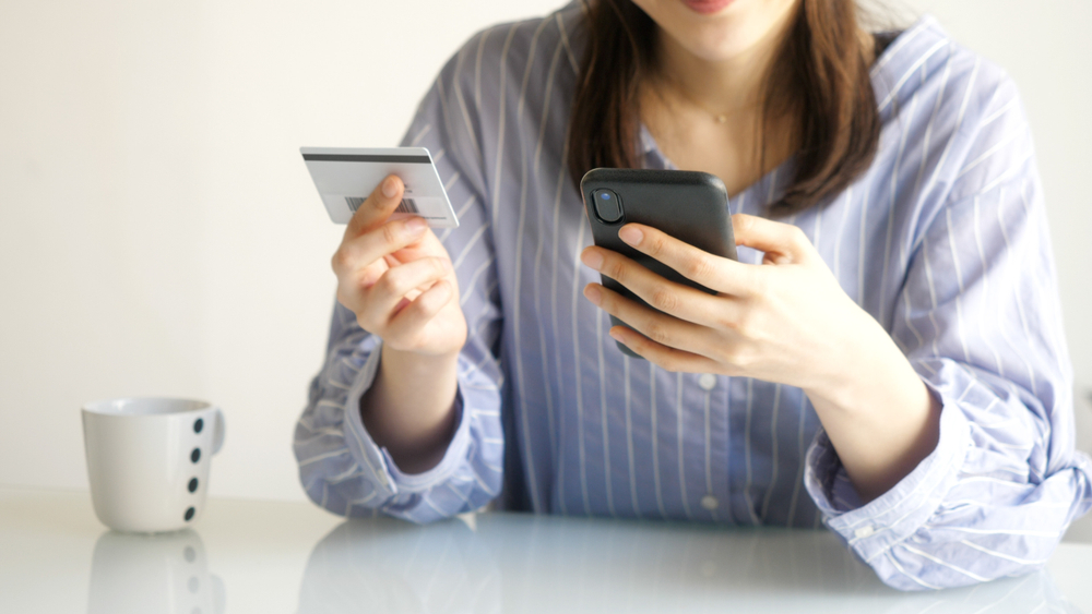 woman buying-amazon-refurbished-phone